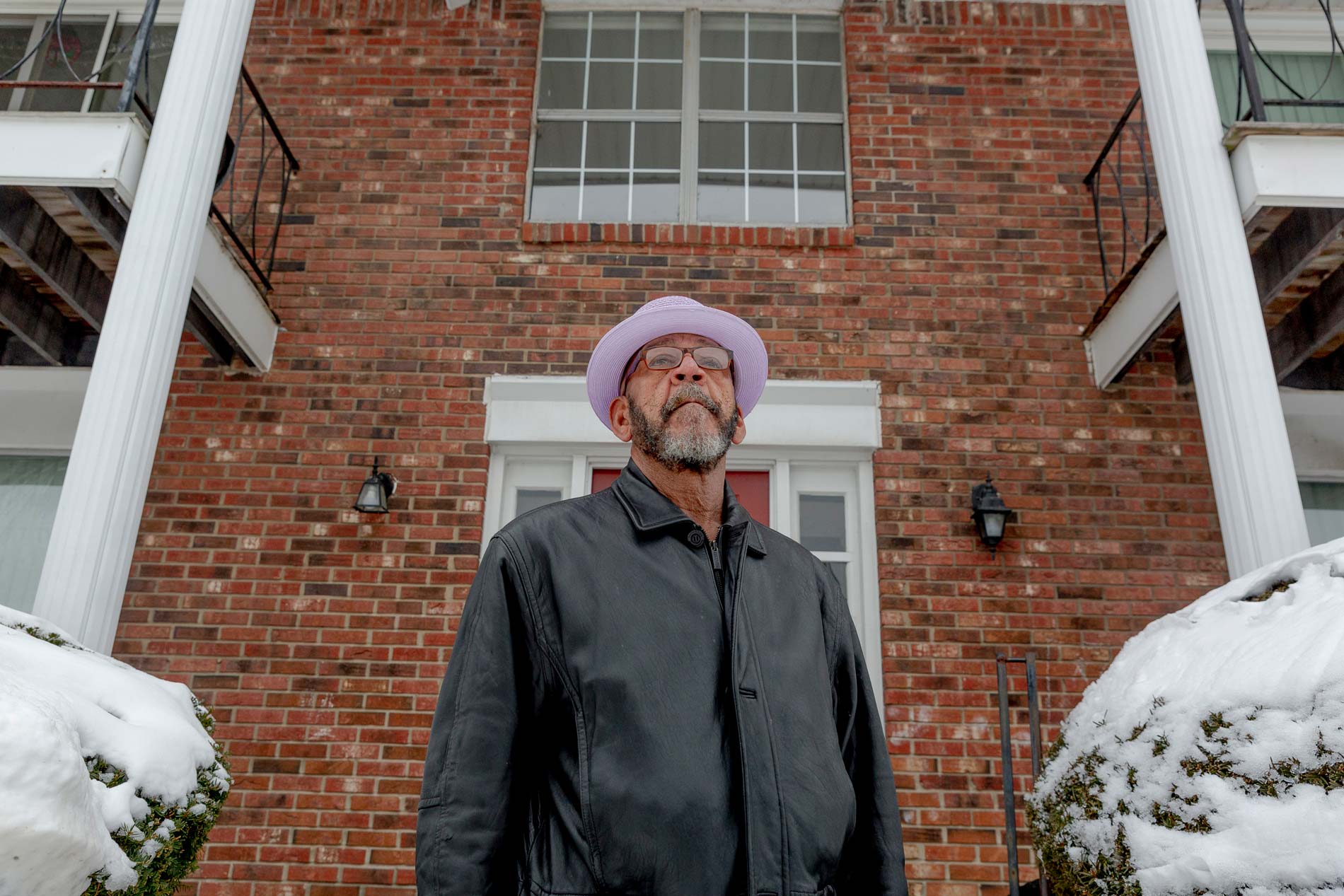 Gerry Thomas, 64, outside of his apartment  in Sterling Heights, Michigan on Feb. 7, 2022. (Image: Sylvia Jarrus/Innocence Project)