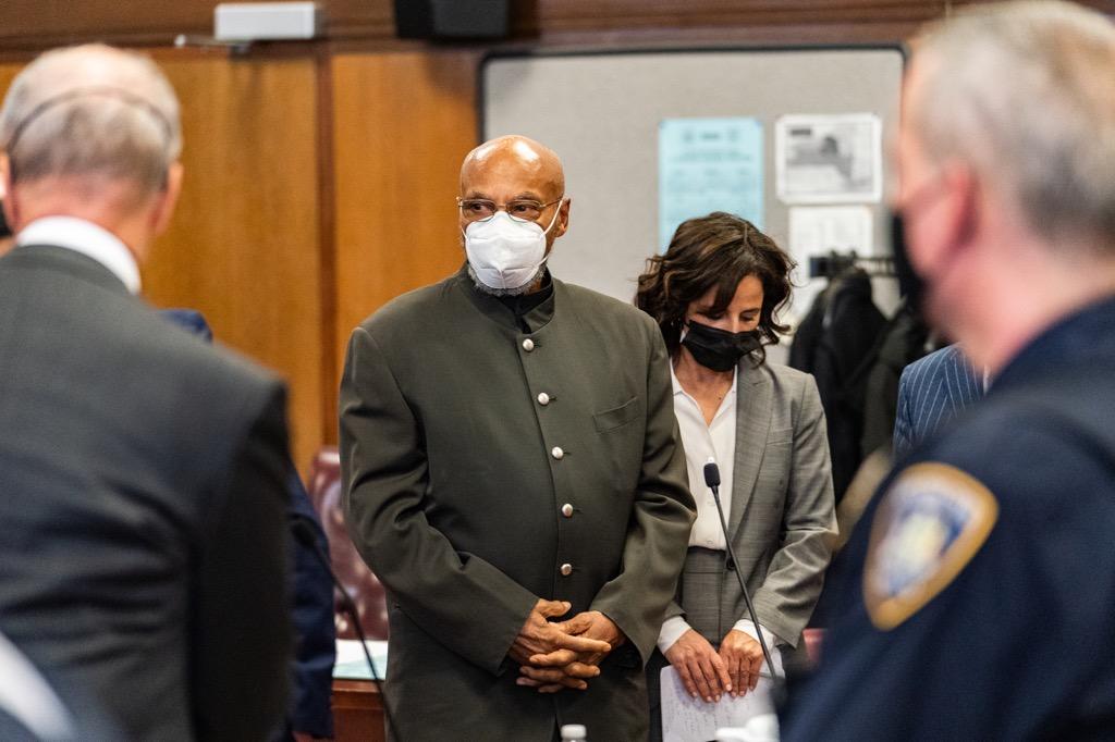 Muhammad Aziz in a Manhattan courtroom on Nov. 18, 2021 with his Innocence Project attorney Vanessa Potkin (Image by Jeenah Moon for Innocence Project).

