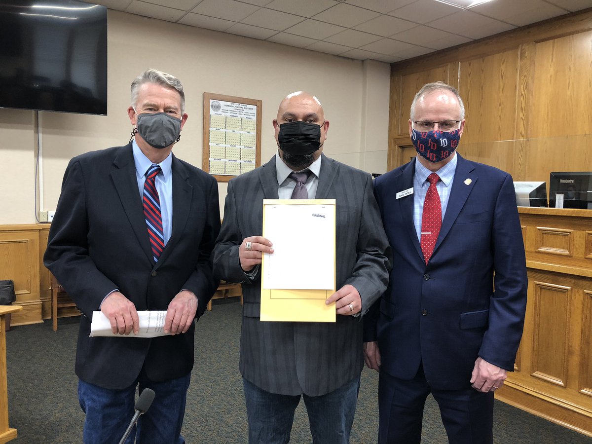 Idaho Governor Brad Little, with Christopher Tapp and Senator Doug Ricks, after signing SB 1027 into law. (Image: Office of Idaho Gov. Brad Little)
