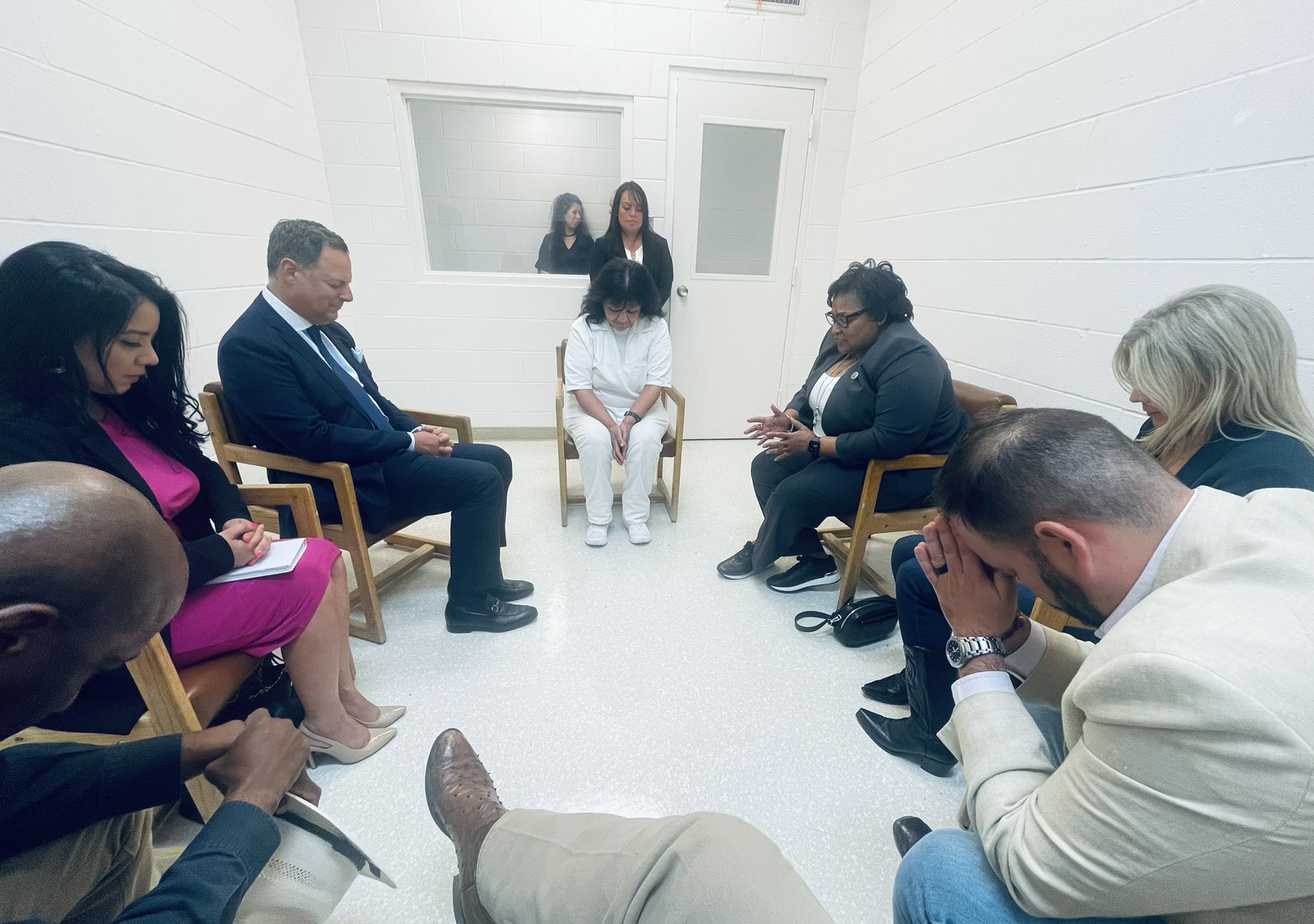 Reps. Jeff Leach, Joe Moody, Lacey Hull, Victoria Criado, Rafael Anchia, Toni Rose, and James White prayed with Melissa Lucio at Mountain View Unit in Gatesville, Texas, where the state houses women on death row. (Image: Courtesy of Rep. Jeff Leach)