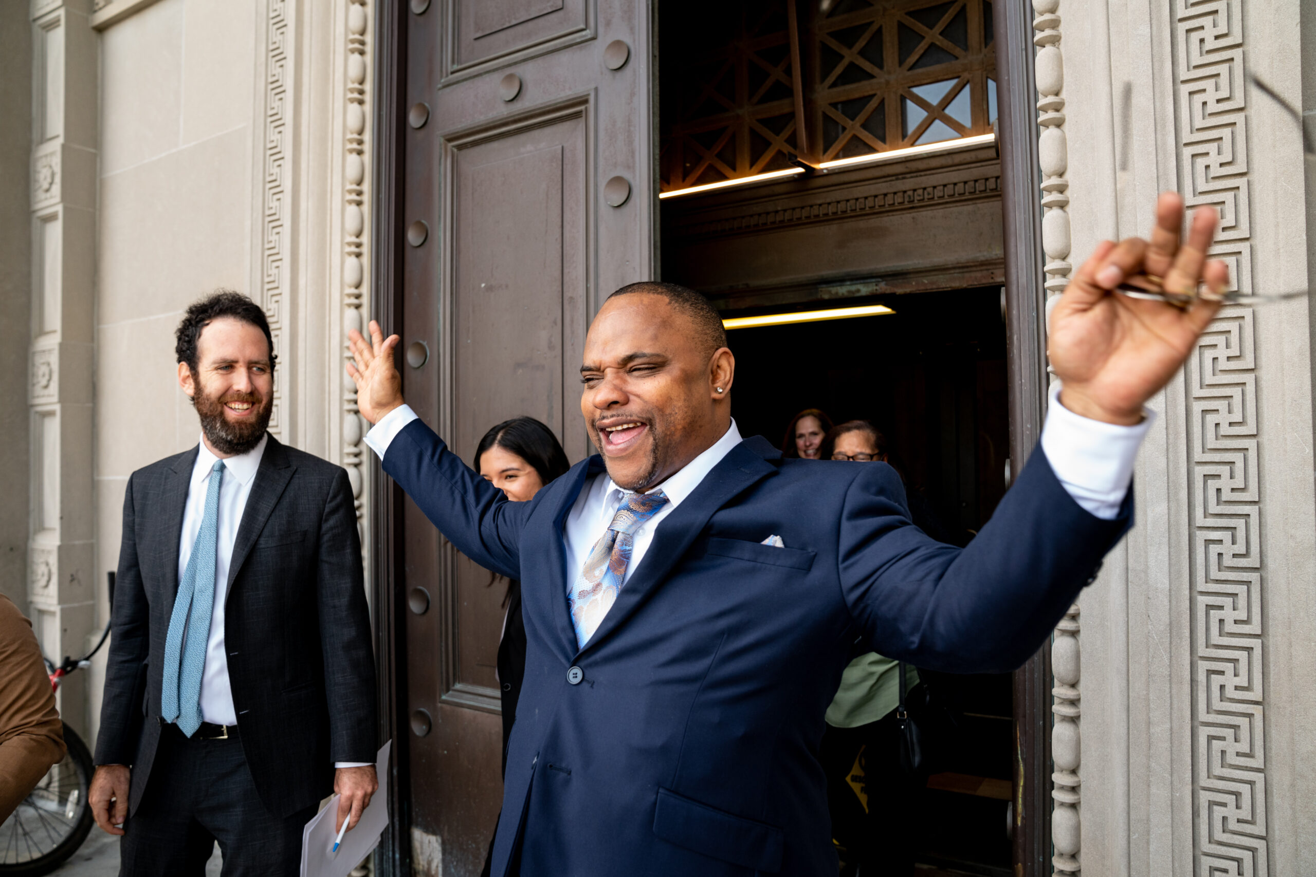 Darrill Henry leaving the Orleans Parish Criminal Court in January 2023. (Image: Claire Bangser/Innocence Project)