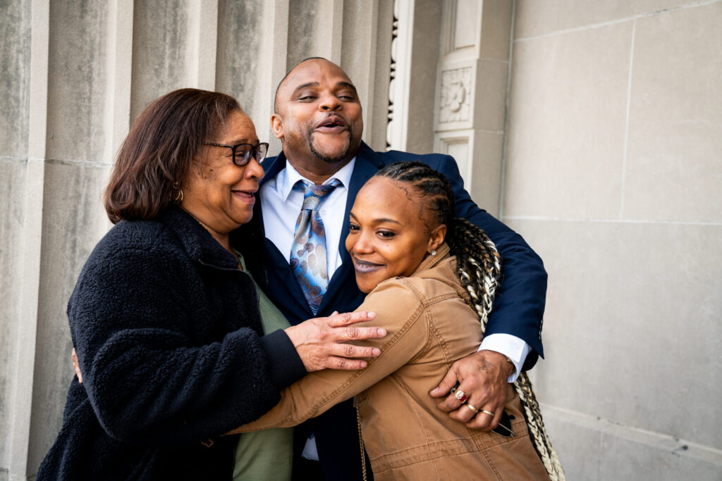 Darrill Henry leaving leaving the Orleans Parish Criminal Court with his family after his exoneration in January 2023. (Image: Claire Bangser/Innocence Project)