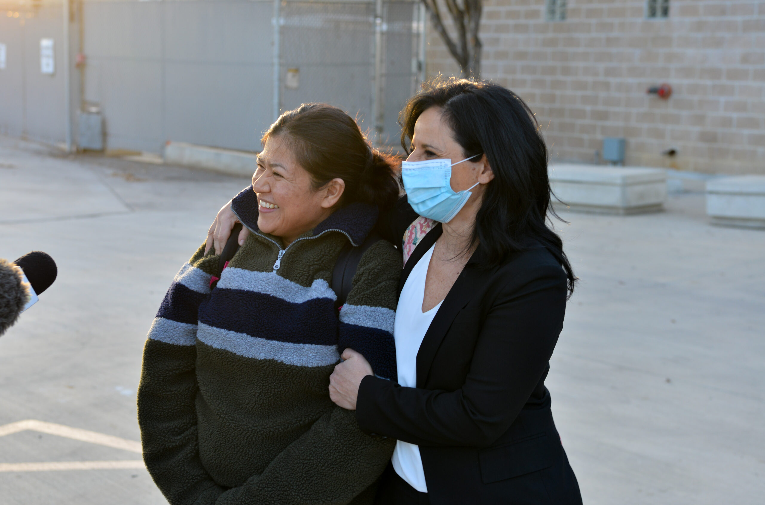 Rosa Jimenez and her attorney Vanessa Potkin following her release on Jan. 27, 2021 (Image: Robin Jerstad for the AP/Innocence Project).
Rosa Jiménez y su abogada Vanessa Potkin luego de su liberación el 21 de enero de 2021 (Imagen: Robin Jerstad para AP / Innocence Project)
