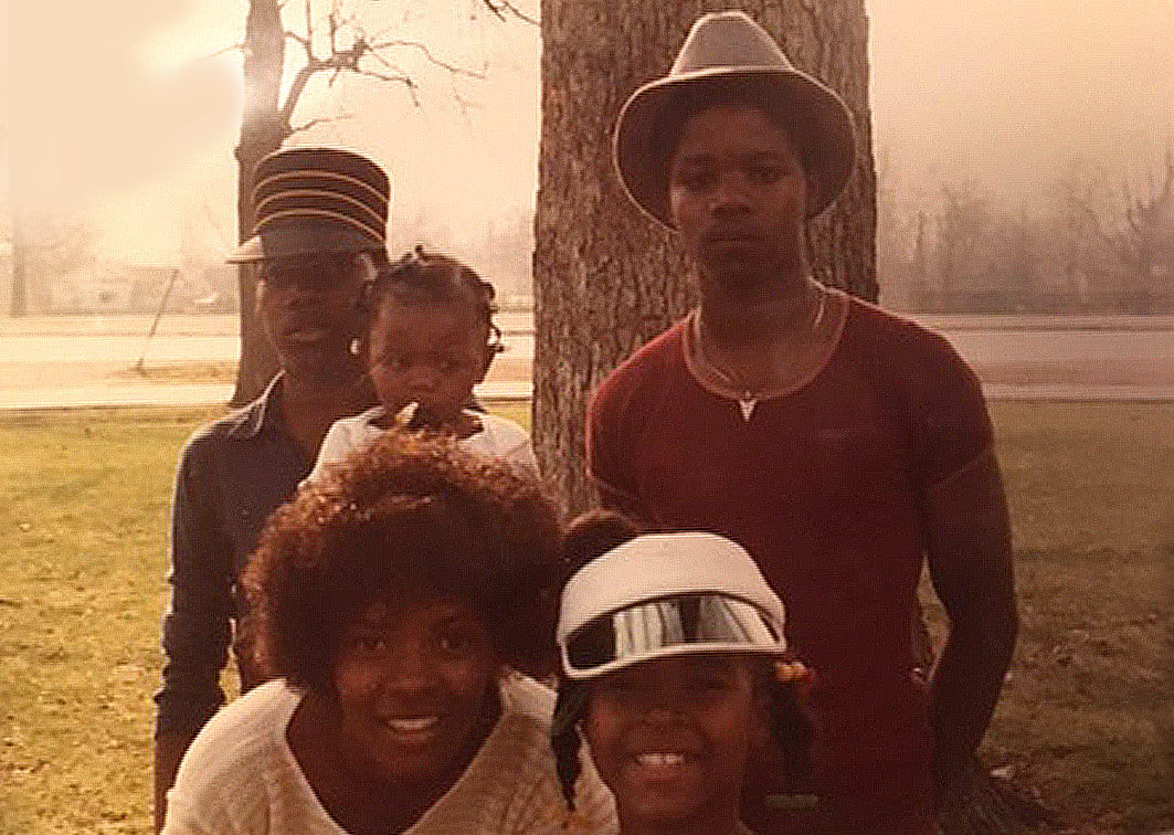 Ledell Lee (red shirt) and his family. Photo courtesy of the Innocence Project. 