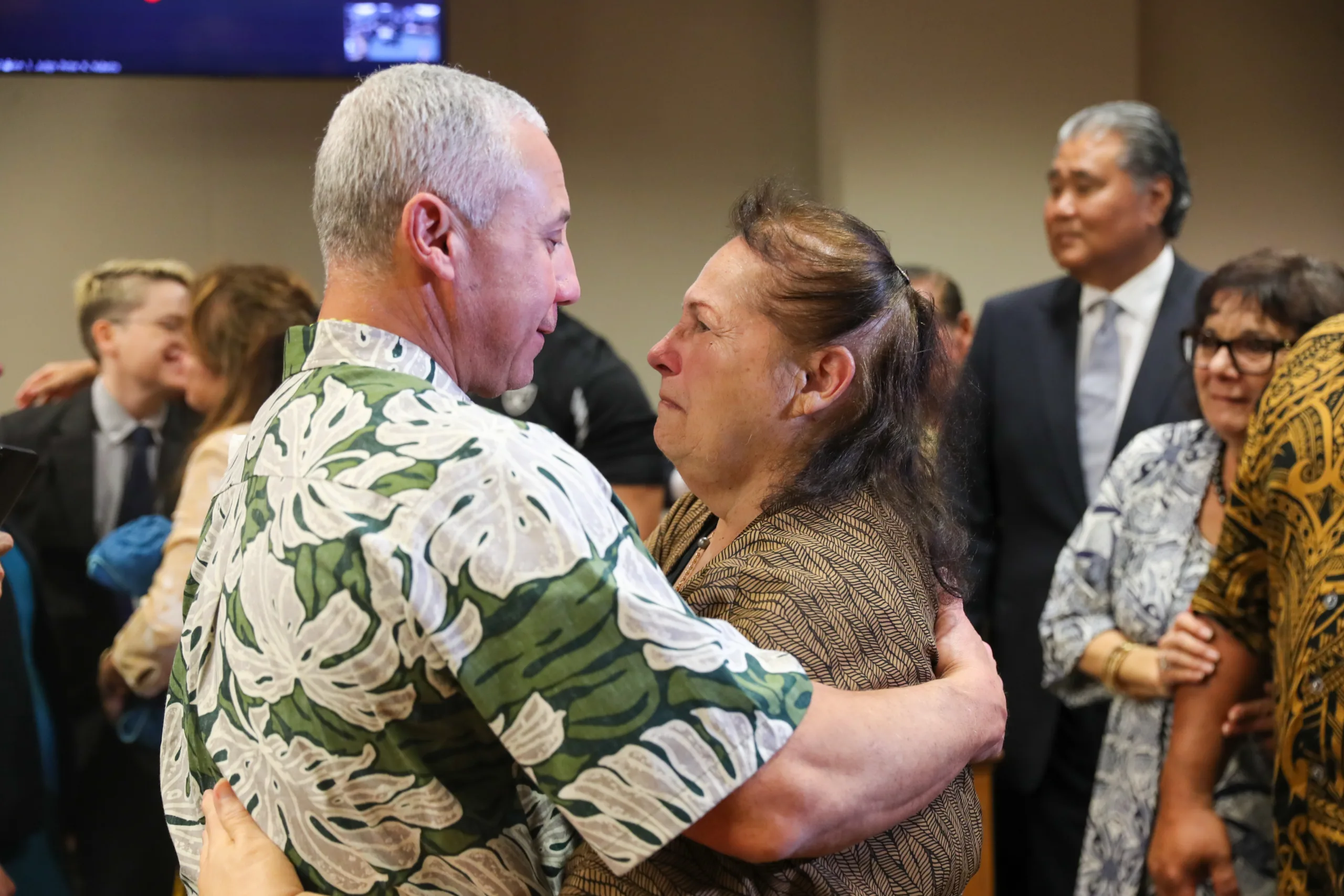 Ian Schweitzer embraces his mother, Linda, following his exoneration in Hilo, Hawaii, on Jan. 24, 2023. (Image: Marco Garcia/Innocence Project)