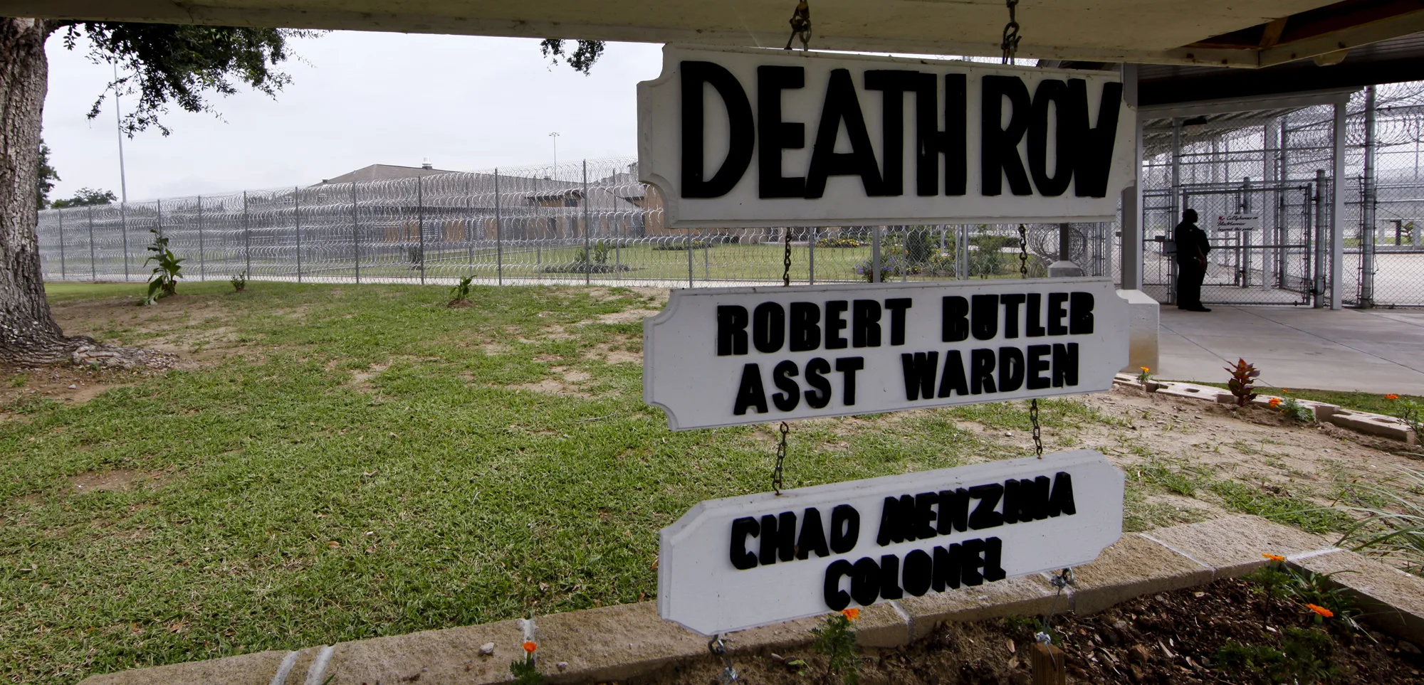 Death Row building at the Louisiana State Penitentiary Friday, Sept. 18, 2009 in Angola, La. ( AP Photo/Judi Bottoni )