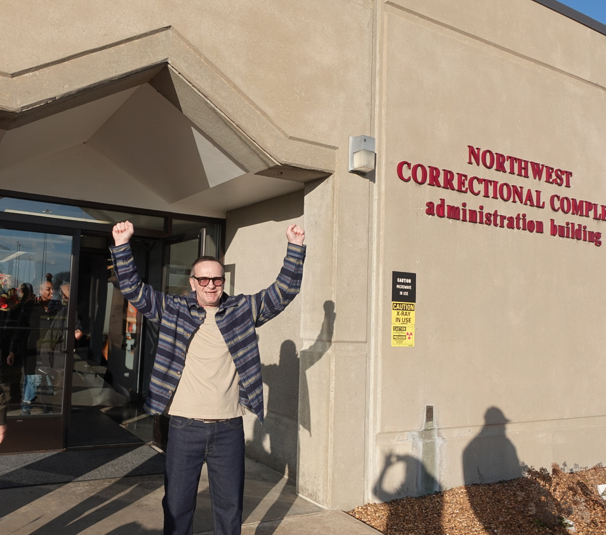 Scott Minton walks out of prison in Tennessee after more than three decades in Dec. 2024. Mr. Minton is represented by the Tennessee Innocence Project and Innocence Project (Image: Courtesy of the Tennessee Innocence Project). 