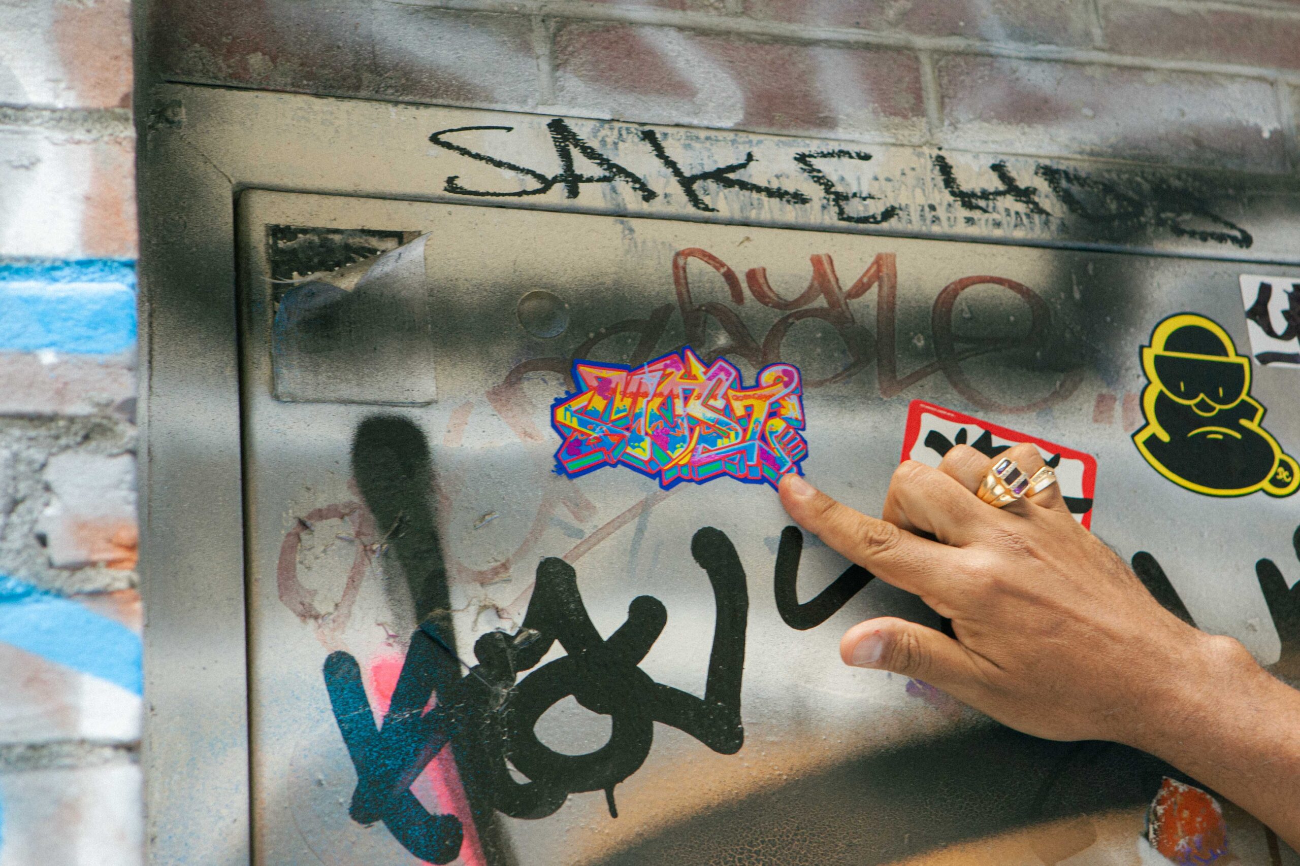 Fernando Bermudez shows his artist tag. (Image: Daniele Selby/Innocence Project)
